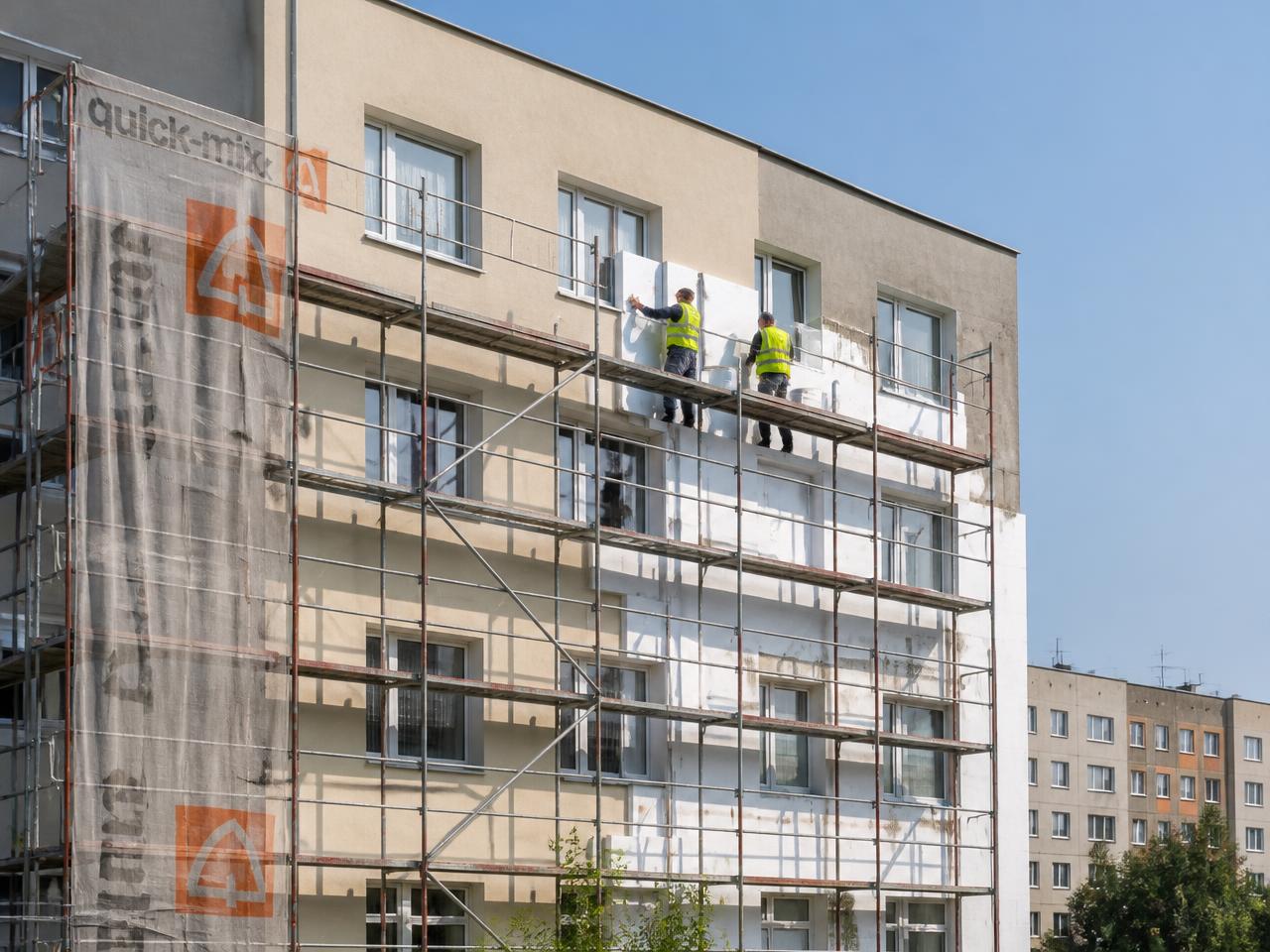 Termomodernizacja budynku wielorodzinnego — montaż ocieplenia na rusztowaniu